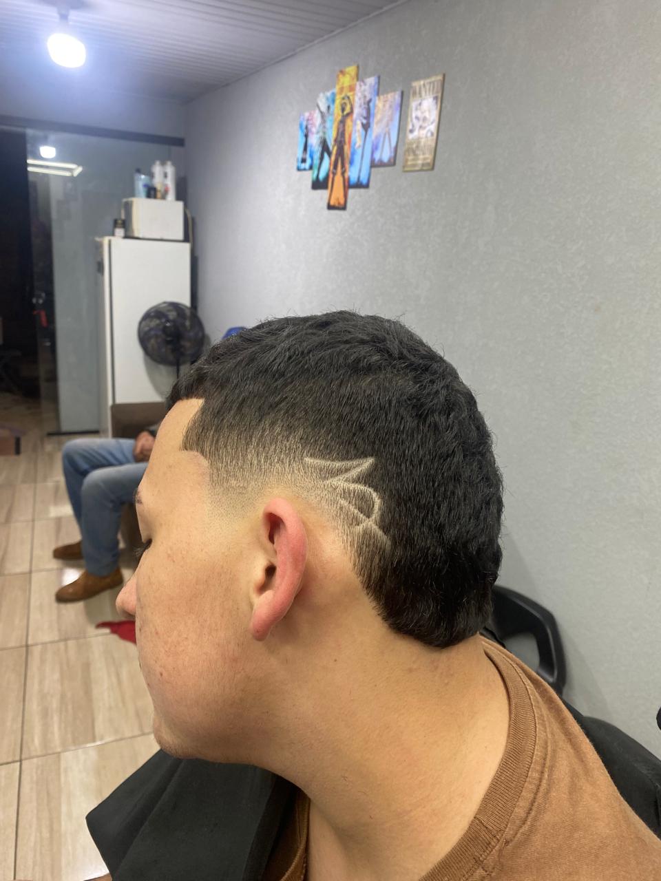 Corte com desenho na navalha realizado na Barbearia LK01
